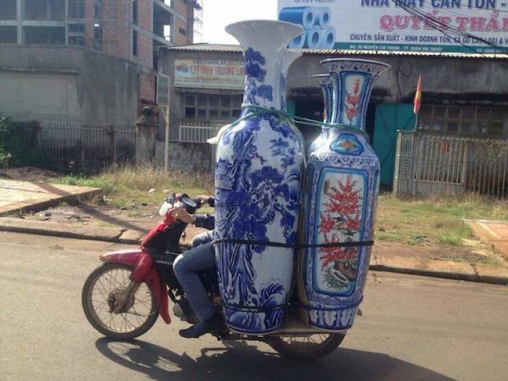 【画像】高そうな「巨大な花瓶」をバイクで運ぶ人ｗ！！