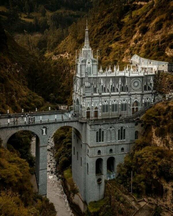 【画像】コロンビアとエクアドル付近にかかる奇跡の橋のラス・ラハス聖堂