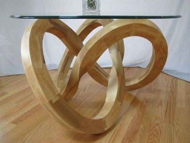 【画像】複雑な三点で支えるデザインテーブル