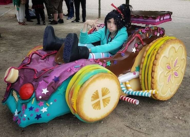【画像】お菓子の車に乗ってポーズを決める女の子ｗ！！