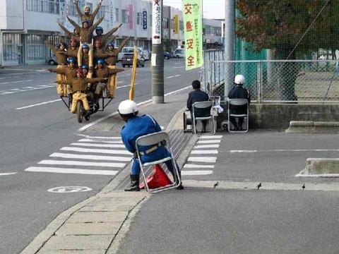 はいそこのバイクちょっと止まりなさい