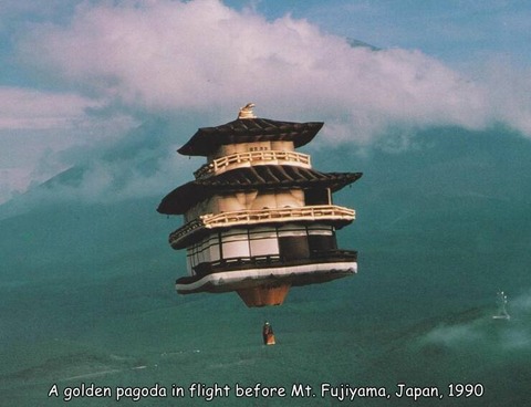 金閣寺が富士山の麓を飛んだ時の写真