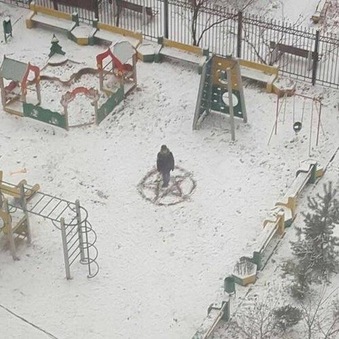 雪の公園で何かが召喚された
