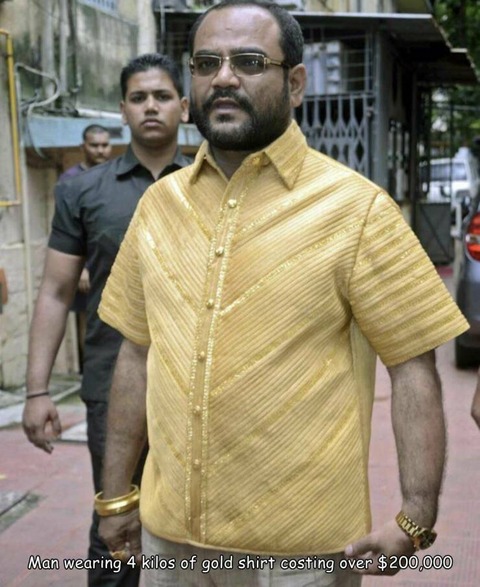 その重さ4キロもあるという金のシャツを着る男性。