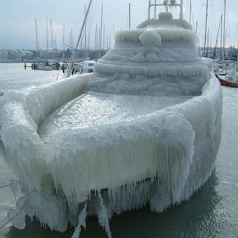 メチャクチャ寒い所に係留してあった船はこうなる