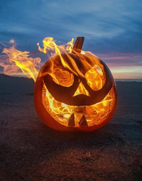 ハロウィンの飾り。燃えるパンプキン！！
