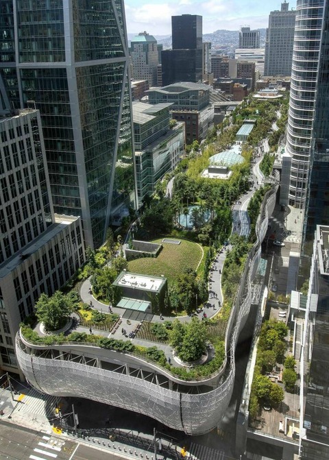 サンフランシスコにあるビルの上の緑の街。Salesforce Park