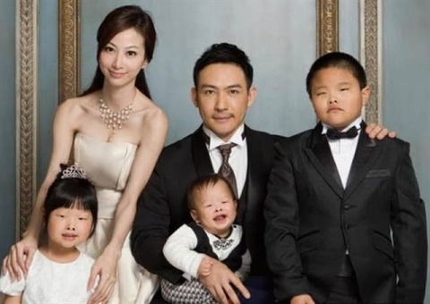 例の整形手術に関する家族広告写真