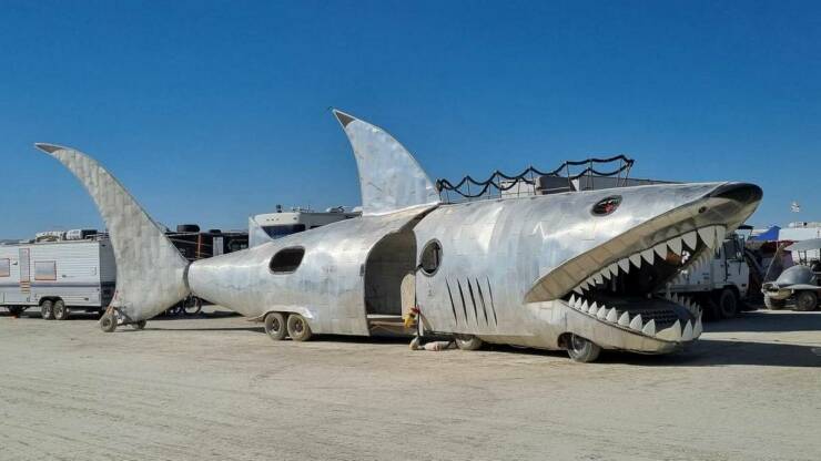 【画像】サメの形をした車両デザインが凄いｗ！！