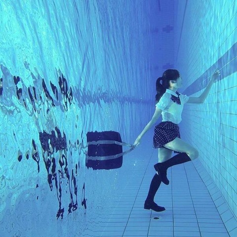 水中に登校する女子高生