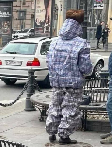 大容量バッグみたいな服を着る男性ｗ！！