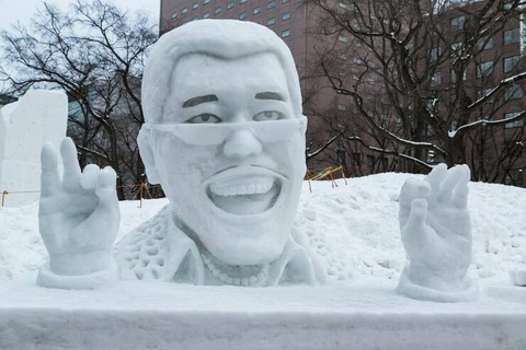 「PPAP(ペンパイナッポーアッポーペン)」の雪像