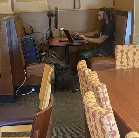カフェでパソコン作業をする人ｗｗｗ！！