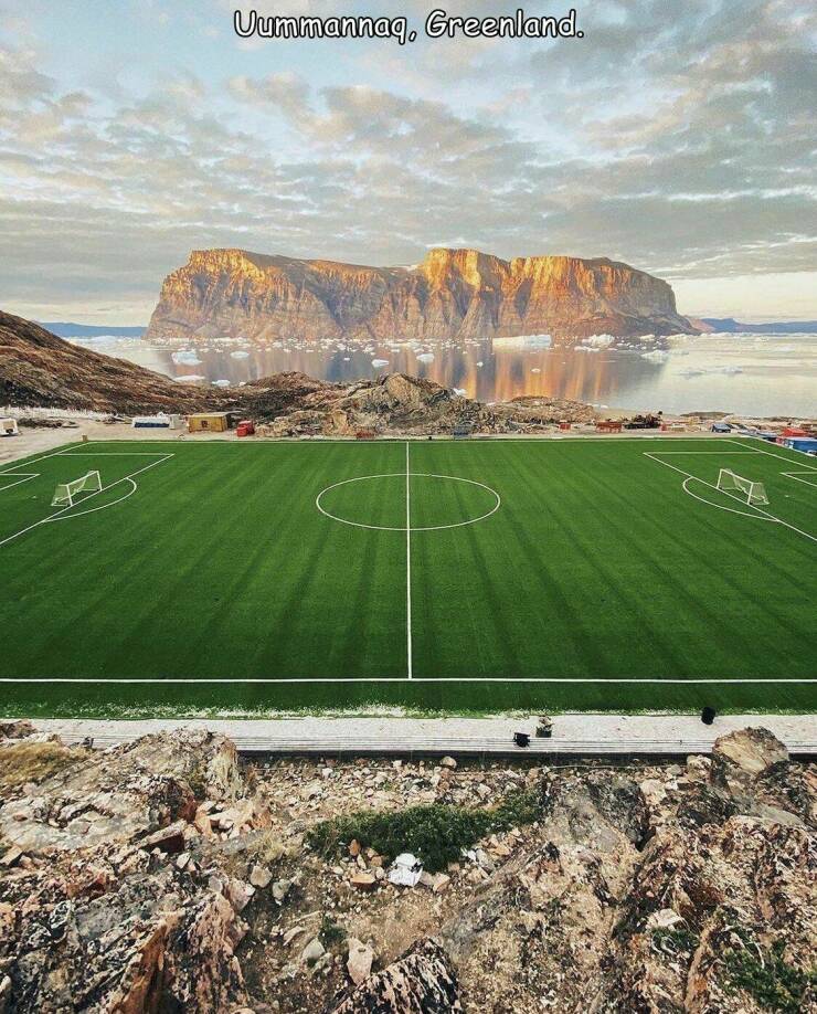 【画像】グリーンランドにあるサッカー場
