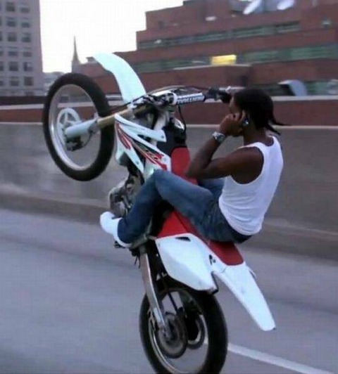 ウイリーしながらスマホで電話する人