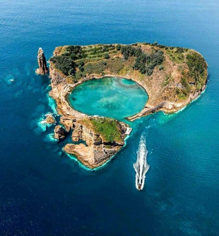 【画像】真ん丸の「潟湖」がある島！！