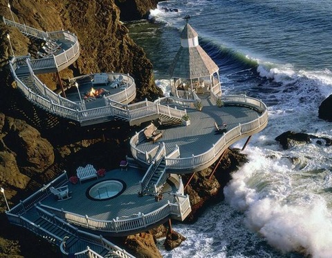 海辺にある豪快で素敵なバルコニー