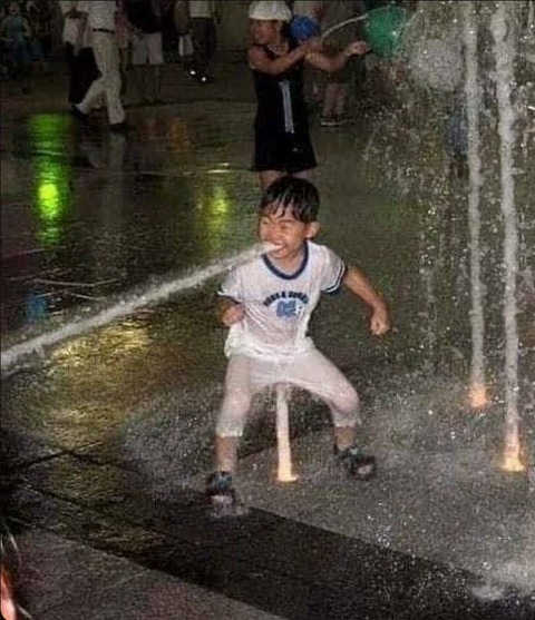 噴水で水を吐く少年の写真ｗ！！