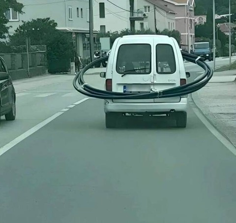 長いパイプを小さな車で運ぶ方法…。