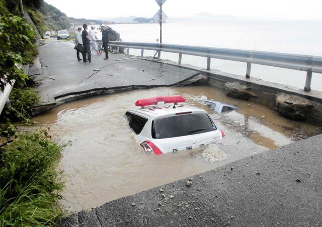 【動画】道路が陥没したのでパトカーを呼んだ結果…！！