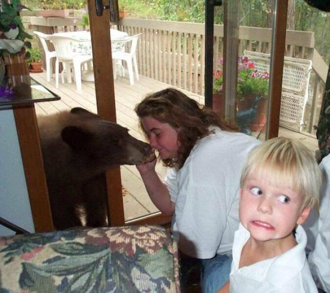 【画像】クマと仲が良いお母さんとそれが信じられない子供