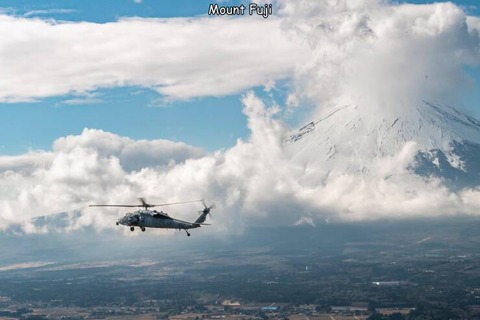 ヘリコプターから見る富士山