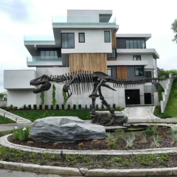 【画像】庭に恐竜の模型がある豪邸