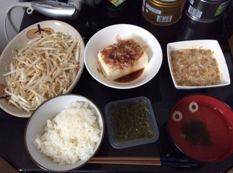 食卓の中にムックさんが隠れているとか