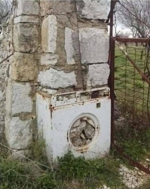 石垣と同化した洗濯機