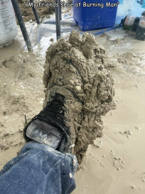 バーニングマンに行った友人の靴…。