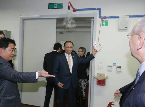 状況が謎すぎる情報の多い写真ｗ！！