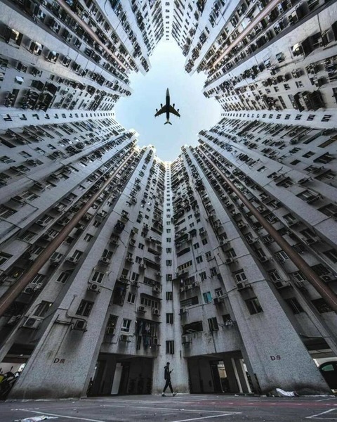 ビルの隙間に飛行機が通った時の画像が凄い！！