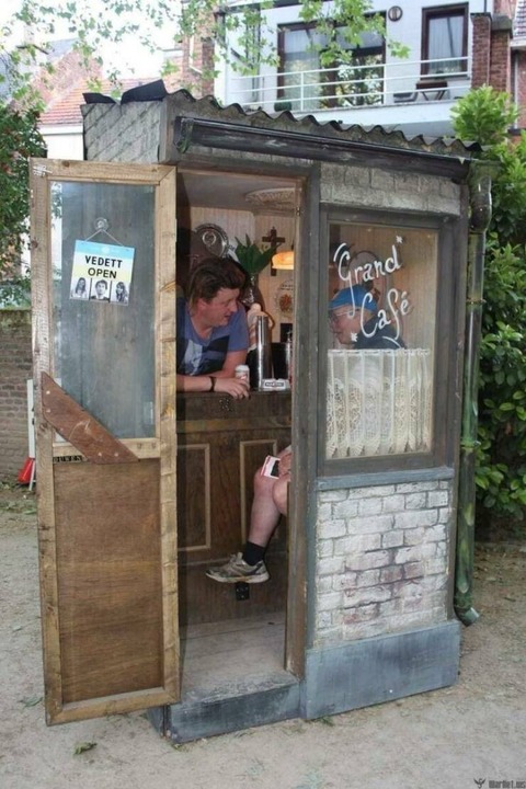 メチャクチャ小さな一人用カフェ店