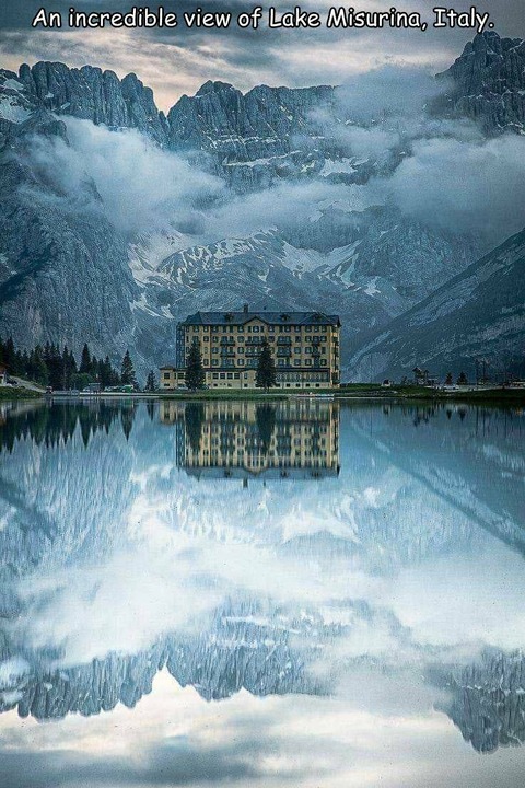 イタリア、ミスリーナにあるお城と湖の風景
