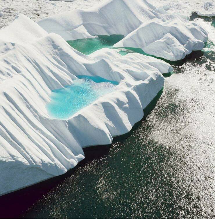 【画像】グリーンランドの氷山にできた湖