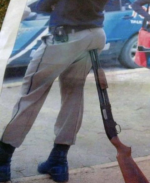 見ているだけで怖い銃に腰掛ける人