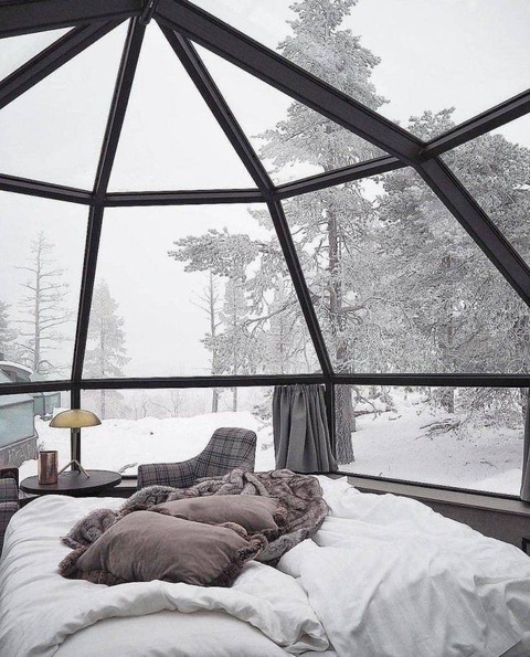 ガラス張りの家からみる雪景色