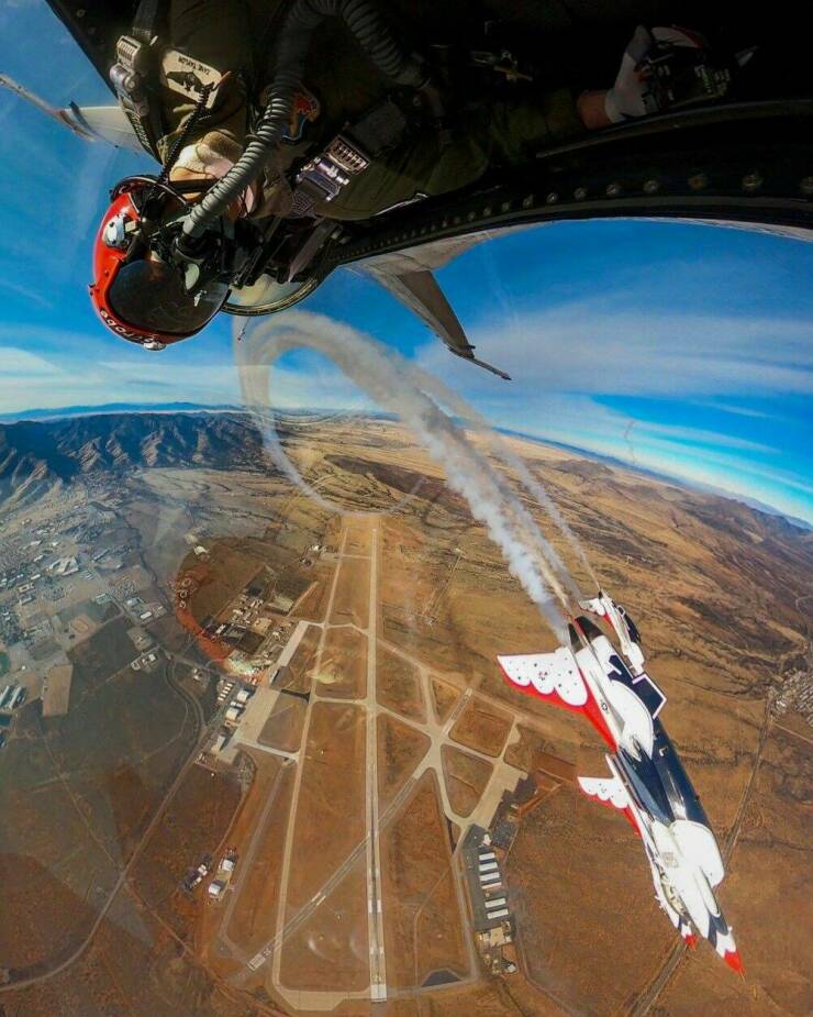 【画像】戦闘機のコックピットから見る曲芸飛行の様子