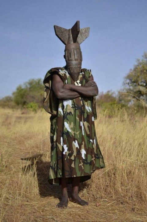 不発弾を被っているみたいなアフリカのお面