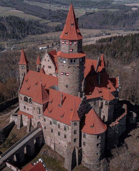 【画像】チェコにあるゲームに出てきそうなゴシック様式のお城