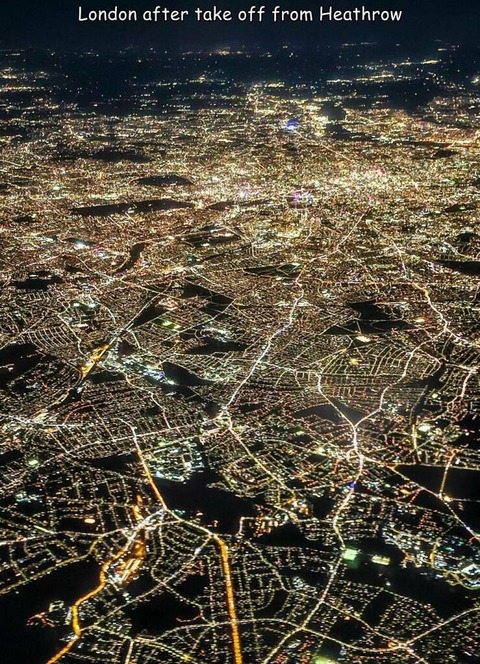ヒースロー空港上空から見たロンドンの夜景