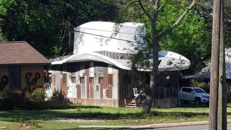 【画像】巨大なテンガロンハット被った家。