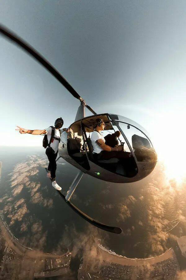 【画像】ヘリコプターの足の部分に乗ってみたｗ！！