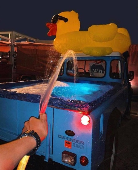 トラックの荷台は簡易的なプールになるｗ