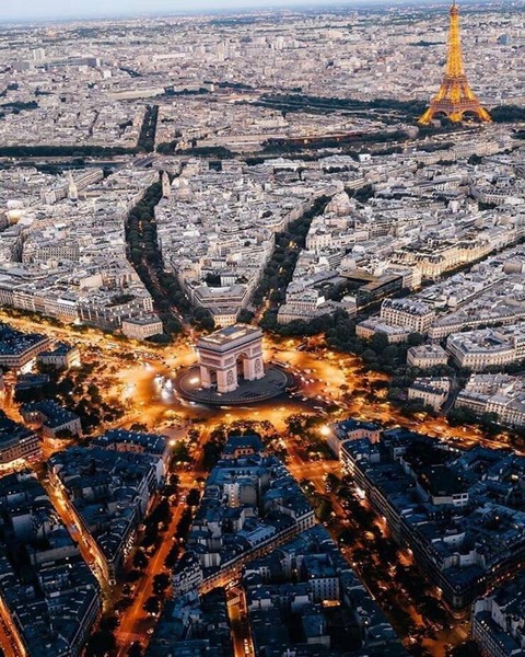 フランス・パリの凱旋門を中心とした街並み写真