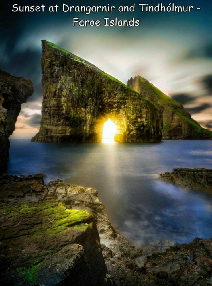 【画像】フェロー諸島の島の穴に落ちる夕日