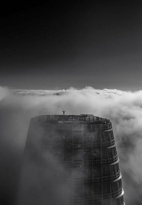 大きな建造物の上に建つ人…！！