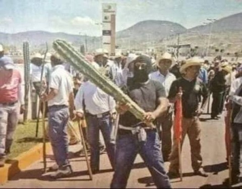 かなりおっかない武器を持つメキシコの男性！！