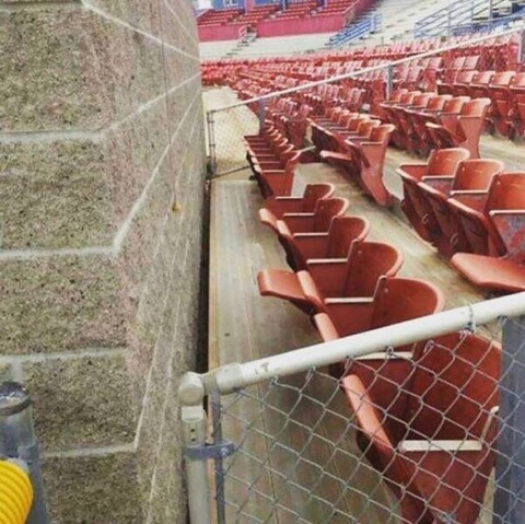 何も見えない所にも一応席を設けてみた…