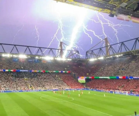 サッカー場に雷が落ちた時の画像がヤバい